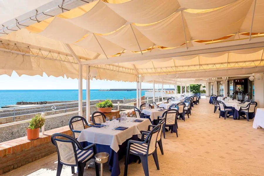 Terrazza del Maga Circe affacciata sul mare