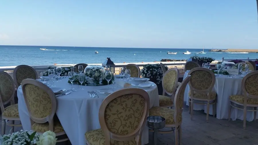 Allestimento della cerimonia sul mare