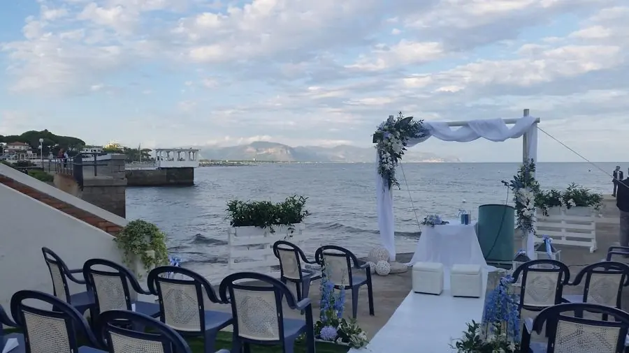 Cerimonia allestita sul mare al tramonto